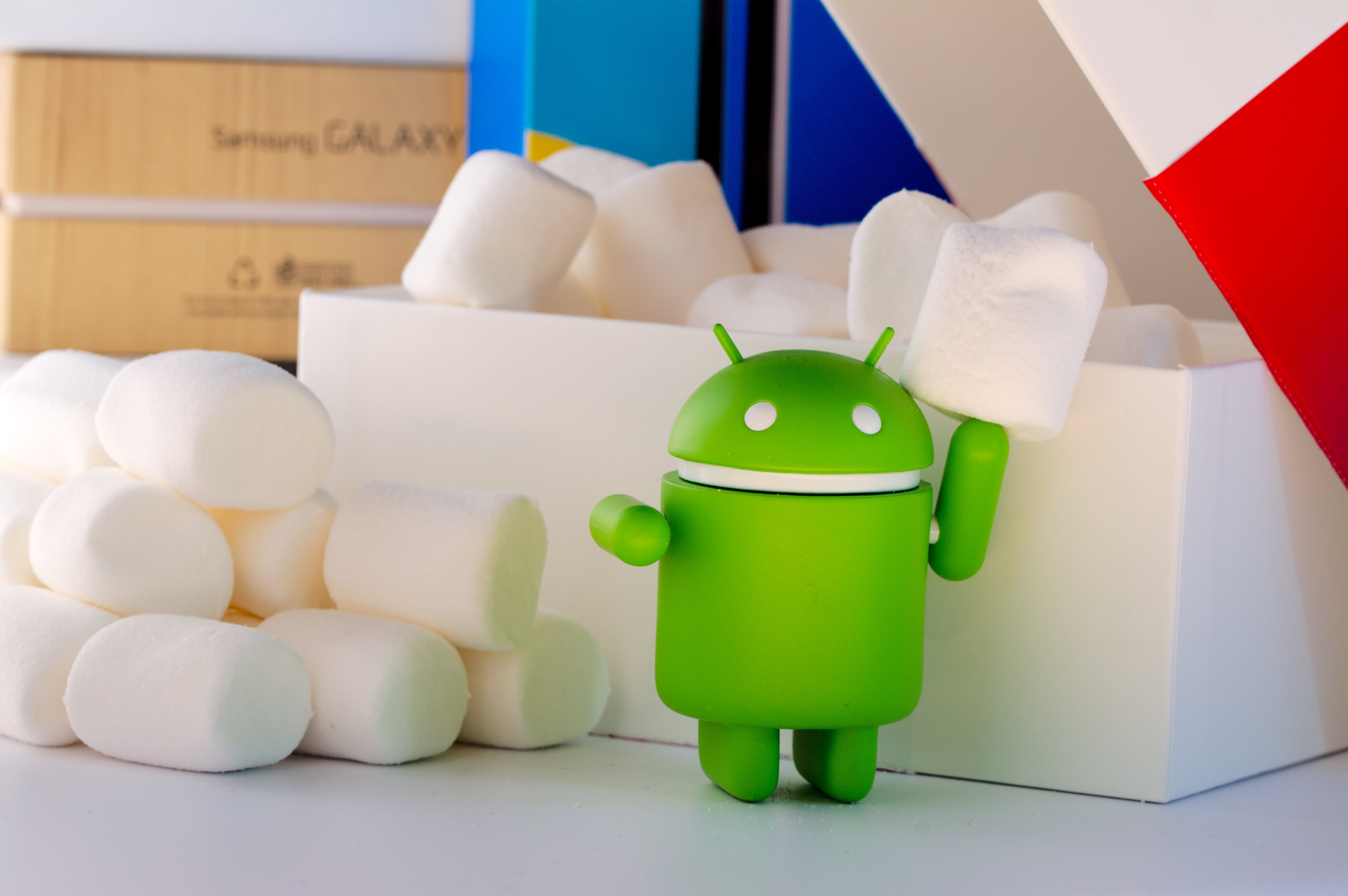 Grünes Android-Maskottchen mit Marshmallows